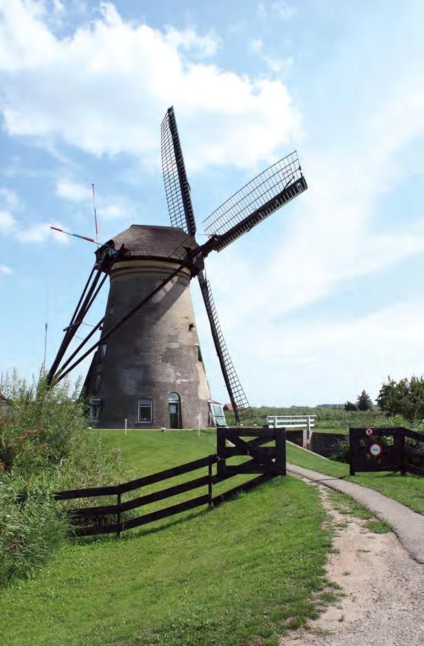 30 toenmalig waterschap terug te vinden. Ze waren oorspronkelijk van hout en werden op Kinderdijk later vervangen door beton met kiezelslag.