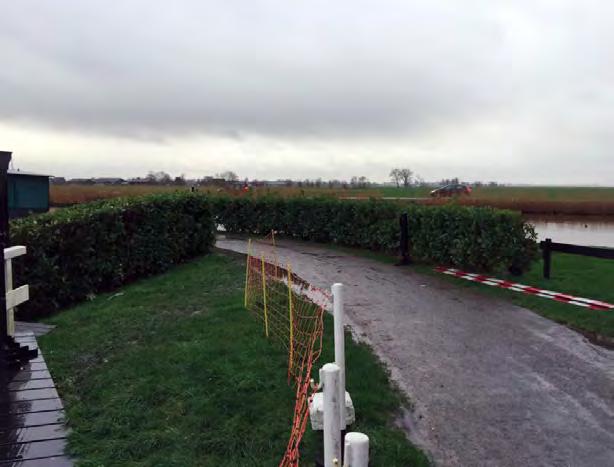 34 Afzethekken. Deze bestaan uit een compleet hekwerk rond de molen of palen van hout of staal verbonden door een ketting of touw. Bij een volledig hekwerk is dit bijna altijd wit geschilderd.