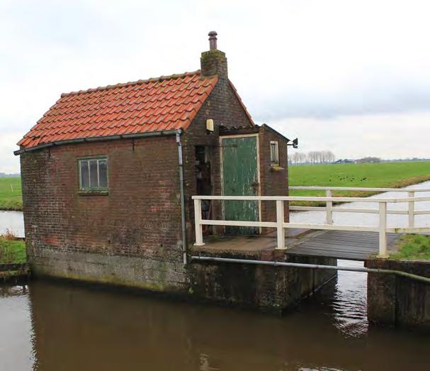 44 Stookhok Het stookhok heeft uiterlijk veel met het bakhuis gemeen. Net als dat is het opgetrokken in baksteen en heeft het een zadeldak van pannen met een schoorsteen.