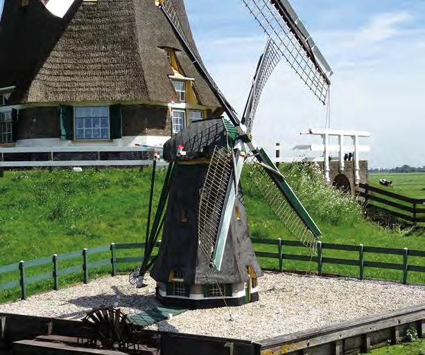 Zet geen moderne droogmolen op je molenerf. Trekt jouw molen veel bezoekers dan is het aardig om te laten zien hoe molenaars hun overall aan de molenhaak schoven om te drogen.