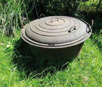 68 Boven: taanketel van de Haastrechtse Molen. Rechts: taanketel en oven bij Nederwaard 4 te Kinderdijk. De taanketel wordt nog zelden op het molenerf aangetroffen of is weggeroest.