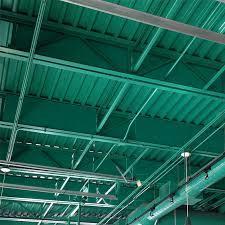 6 Voorkom hoge plafonds om echo en lawaai te minimaliseren en zoek naar isolatiematerialen die geluid absorberen.