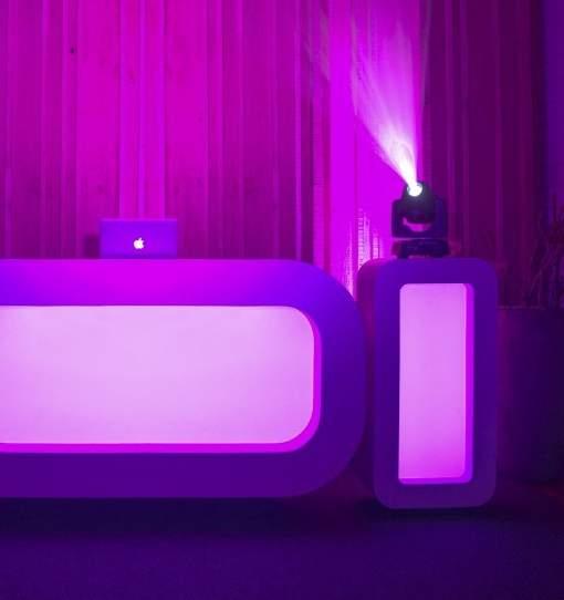 17 sounds DJ shows Exclusieve DJ SHow Deze show bestaat uit een DJ meubel met een ingebouwd 52-inch LED-scherm. Hiernaast staan 2 LED zuilen met movingheads.