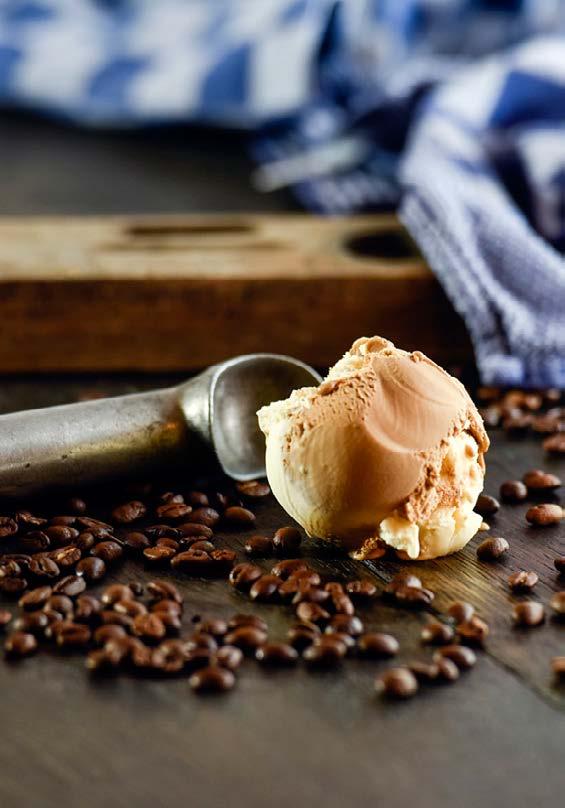 DESSERTS Bokkepootjes 6,50 Twee bollen bokkepootjesijs van Hoeve Willem III met chocoladesaus, chocolade vlokken en verse slagroom Romanof *zolang de voorraad strekt 6,90 Twee bollen Vanilleroomijs