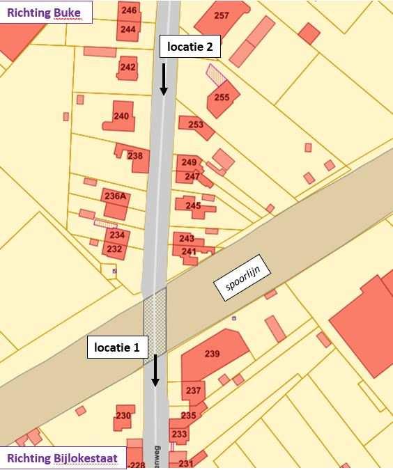 22 Deze snelheidsremmers zullen bestaan uit twee parallelle middengeleiders die geplaatst worden op twee locaties. Een eerste locatie is tussen de inritten van de woningen nr. 237 en 239.