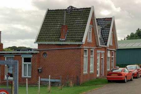 FARMSUM Eemskanaal ZZ 66,68 xx x xx x xx Eemskanaal ZZ 70 xx x xx x xx Dienstwoningen behorende bij naastgelegen scheepswerf.