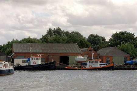 Representant van de scheepsindustrie in Farmsum. Scheepswerf. Complex bestaande uit meerdere loodsen. Gelegen aan haven aan het Eemskanaal.