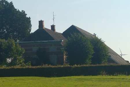 Een van de twee overgebleven boerderijen van Weiwerd die herinneren aan het oorspronkelijke, agrarische karakter.