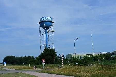 Metaalpark bij 2 x x xx x xx Molenstraat 2 xxx xx xx x x Watertoren uit 1965 van aluminiumfabriek Aldel voorzien van naamsaanduiding.