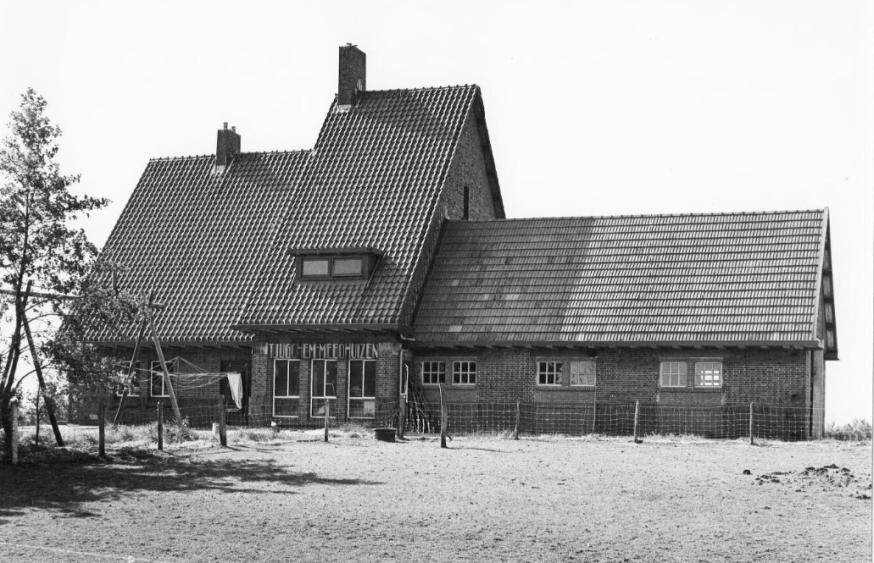 Aan het einde van de jaren twintig wordt de Woldjerspoorweg aangelegd tussen Groningen en Delfzijl en krijgt het dorp een eigen halte;
