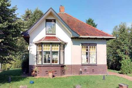 Gelegen naast het in circa 1880 drooggelegde Meedhuizermeer. Voorhuis uitgevoerd als villa in rijk gedecoreerde vernieuwingsstijl.