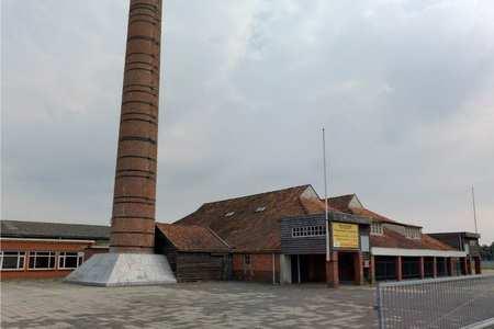 Zeer beeldbepalend gelegen aan de Weg naar den dam Villaboerderij Fivelzicht. Behoorde bij gelijknamige steenfabriek.