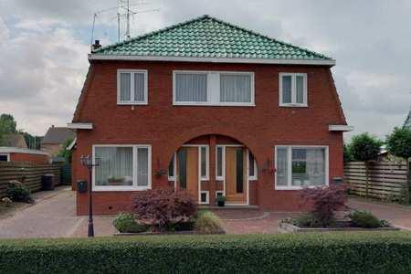 DELFZIJL - NOORD Uitwierderweg x xx xx xx Zeebadweg 2 xx xx xx x xxx Nummers 42-44, 50-52. Dubbele woningen uit circa 1940. Burgerwoning van twee lagen.