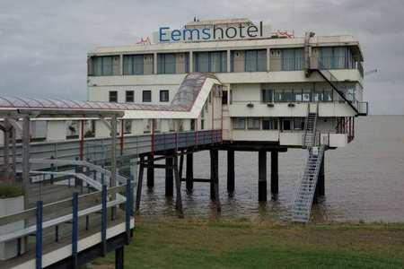 Variant voorzien van gebroken kap met wolfseind. Zeer beeldbepalend aan de Uitwierderweg. Eemshotel. Buitendijks gelegen hotel uit 1965 gebouwd op palen in de Eems.
