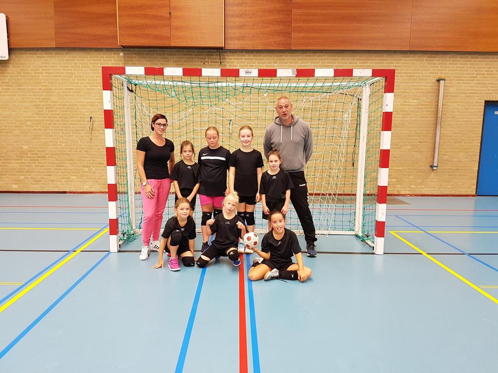 F1 team foto Handbal toernooi F2 We moesten zaterdagochtend 3 wedstrijden spelen in Borne. We hebben de eerste keer maar 2 doelpunten gemaakt, en jammer genoeg verloren.