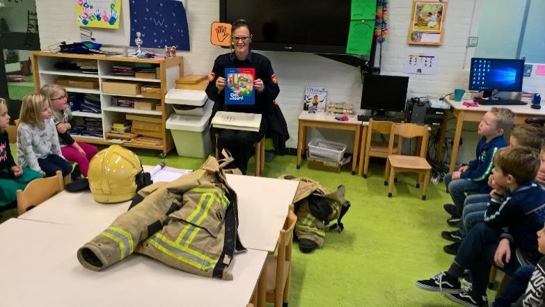 Wij gaan Samen VOOR lezen Afgelopen vrijdag kwam Suzan Bakker voorlezen bij groep Tommie en Elmo.