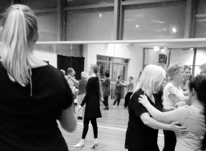 Terugblik Latin met Cynthia Op 22 oktober was er een instuif in de Veste met een extraatje. Tijdens de avond kwam Cynthia van Dorp een korte workshop Latin dans geven.