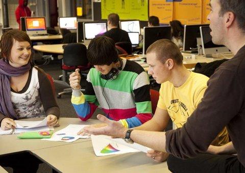 bruikbaar zijn in gesprekken met ouders en leerlingen en voor hun didactiek rond vragen stellen in de klas.