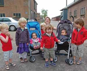 Kleding Kinderen spelen intensief bij Vieve. Ze doen verschillende activiteiten met bijvoorbeeld zand, verf of lijm. Houd hier rekening mee bij het kleden van uw kind.