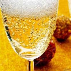 In tegenstelling tot gewone wijn, is het toegestaan om de Champagne bij te zoeten met gewone kristalsuiker in de vorm van siroop. Bij veel champagneboeren staan dan ook grote zakken kristalsuiker.