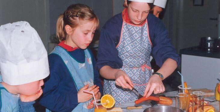 3 Hotdogs Werkwijze : 4 Open het blik met worstjes.