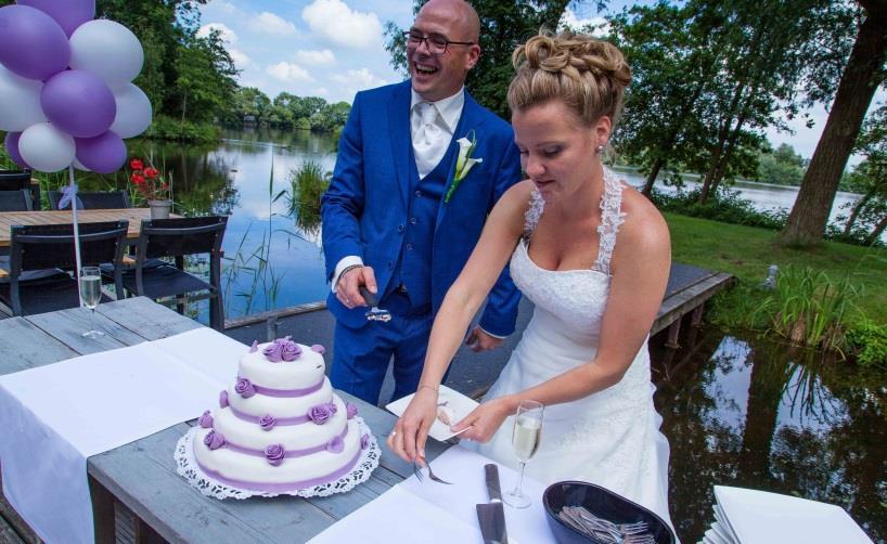 Locatie: Ceremonie Waterryck (terras) Opstelling: Ceremonieopstelling Ontvangst en taartmoment Groenryck Wij zullen de locatie informeel opstellen met statafels en voor al uw gasten een zitplaats in