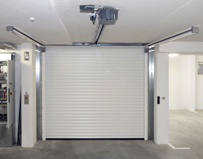 SECTIONAALDEUR Toepassing van een sectionaaldeur is in principe op elke verdieping mogelijk, op voorwaarde dat er een plafond aanwezig is waaraan de geleiderails en de aandrijving bevestigd kunnen