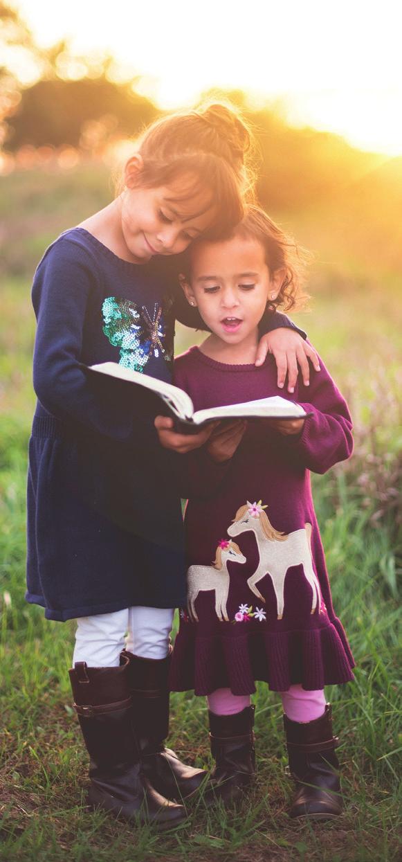 DE VOORDELEN VAN VOORLEZEN In deze folder vind je als voorlezer tips die je kunt gebruiken bij het voorlezen aan (meertalige) kinderen.