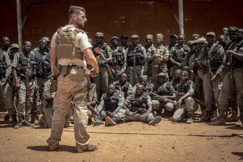 TEN EERSTE PAGINA 8 WOENSDAG 1 MEI 2019 In n 'veilig' Niger komt de dreiging van alle kanten Reportage geweld in de grensregio EEN BELGISCHE MILITAIR TRAINT NIGERESE POLITIEAGENTEN.
