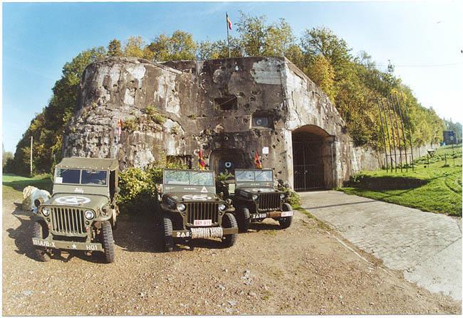 Toen bezochten we Chateau Neercanne bij Maastricht vlak bij de Belgische grens en We gingen binnen in een oud ondergronds verdedigingsfort in Belgie, vlak bij het Albertkanaal.