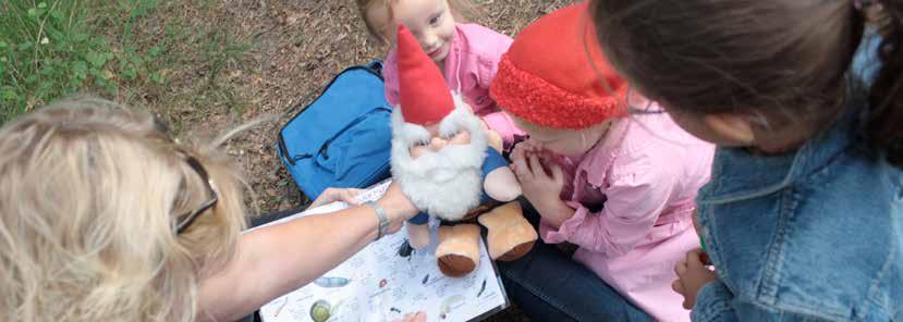 Buitenles groep 1 De kinderen maken een takken-vaas van het seizoen. De kinderen maken een tekening van een regenboog; alle kleuren van de natuur komen hierin voor.