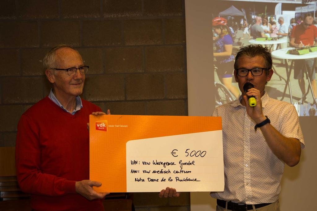 vzw Waregemse Gordel schenkt 5000 euro aan medisch centrum Notre Dame de la Providence tekst en foto: Rik Verhaeghe Op vrijdag 14 september vond het jaarlijkse bedankingsfeestje plaats voor de