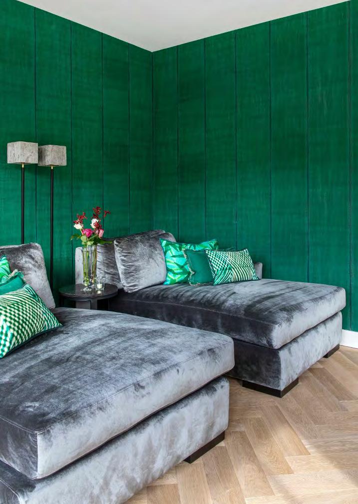 Achter de chaises longues van Interiors DMF, model Sweder Lounge bekleed met fluweel polyester stof, is behang te zien van Élitis (Sari uit de collectie Nomades).
