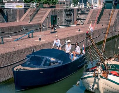 Ik hoop niet dat het druk is in de haven. Maar ach, de boot is makkelijk te manoeuvreren, no stress.