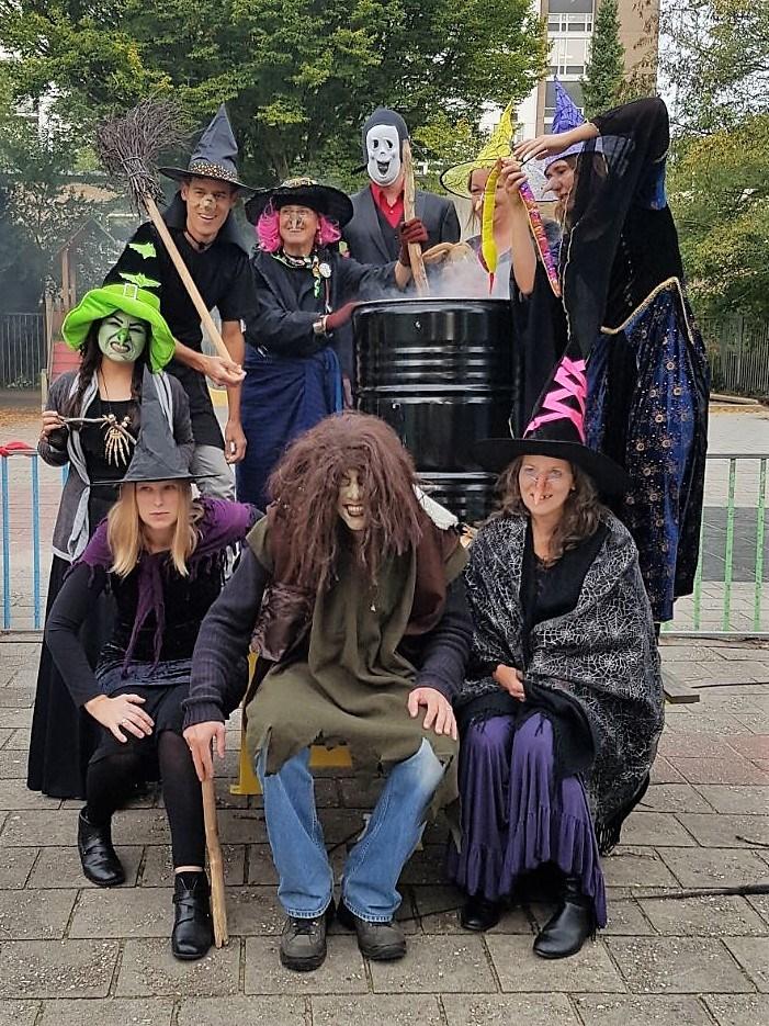 Opening Kinderboekenweek Op woensdag 4 oktober was het s morgens gruwelijk eng op het schoolplein. Heksen en Zombies hebben de Kinderboekenweek op een spectaculaire wijze geopend.