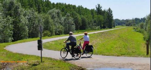 b) Eén van de beugels welke dienen om auto's te verhinderen de trekweg op