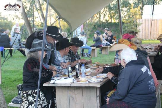 Hiervoor waren veel mensen naar Bunnik gekomen en dat bleek uit het feit dat het goed vol was in de tent en dus ook op de vloer.