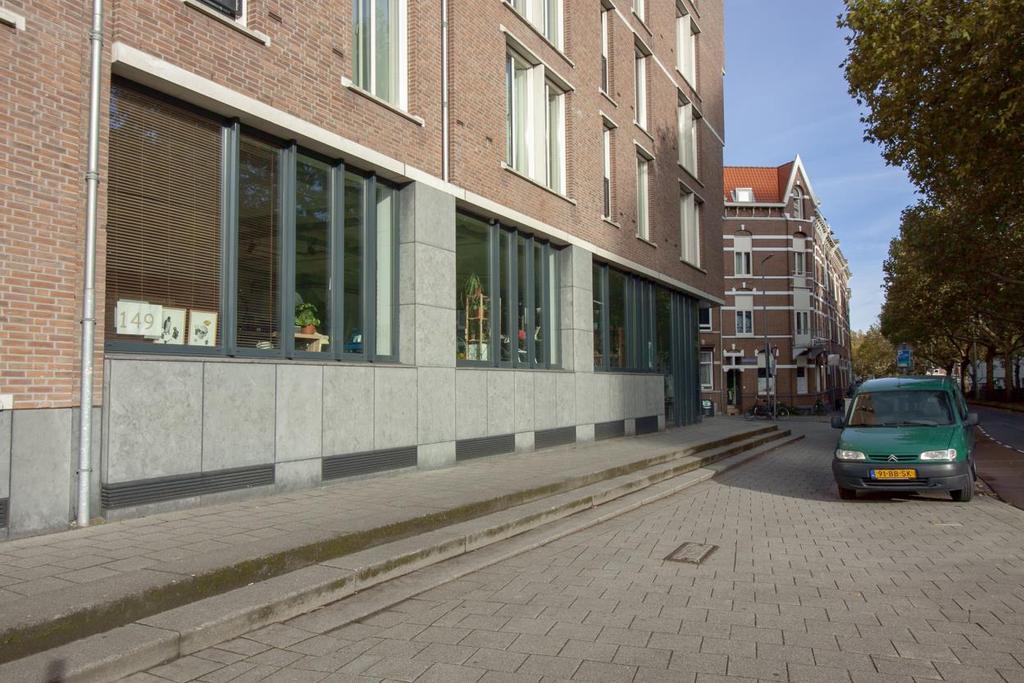 Te huur Winkelruimte 's-gravendijkwal 147-149 te Rotterdam Statig pand Gelegen aan drukke, doorgaande weg Deze informatie is geheel vrijblijvend en uitsluitend voor geadresseerde bestemd.