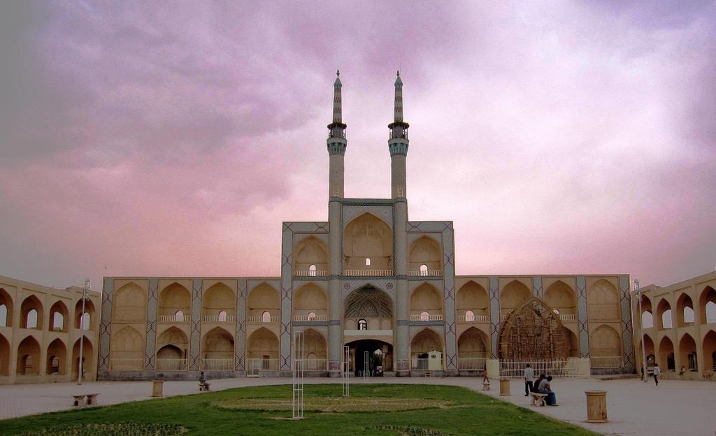 DAG 4: SHIRAZ PASARGADAE YAZD Via een woestijnroute noordwaarts halte aan het graf van Cyrus de Grote in Pasargadae (Unesco) of Perzisch Kamp, de oudste residentie van de Achaemeniden, gesticht in