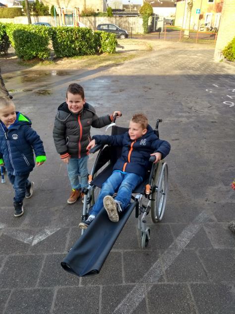 Groep 2 Dinsdagochtend konden we allerlei hulpmaterialen bekijken, die de vader van Lars had