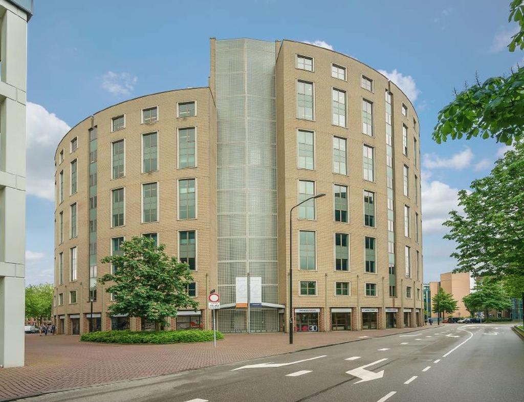 Kantoren Van Godewijckstraat 30-50 te Dordrecht Ca. 3.342 m² kantoorruimte verdeeld over 4 verdiepingen.