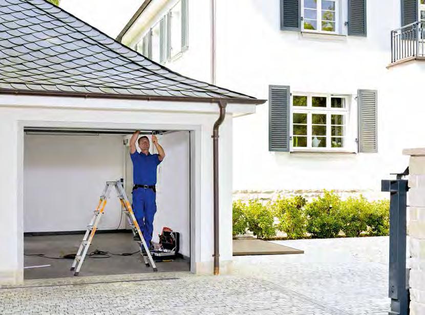 VRAAGBAAK 5 redenen waarom u het inbouwen van een garagedeur beter aan professionals kunt overlaten Verbogen deuren, piepende scharnieren, het moeizaam openen van de deur, het ontbreken van advies en