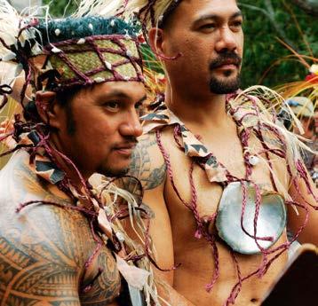 2000 jaar oude Tane Mahuta) staat, en geniet van het imposante, welig tierende bos. Zie blz. 160. r Maori-cultuur.