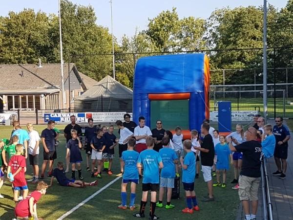 Om 17:00 opende Gert Stam het kamp en heette alle kinderen en vrijwilligers