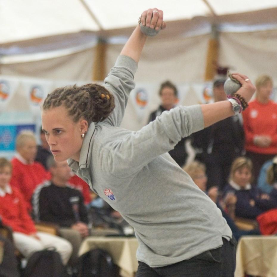 DE PETANQUESPORT IN NEDERLAND Zilver voor Karin Rudolfs bij het precisieschieten tijdens het WK voor vrouwen in 2008. In ons land heeft het petanquespel inmiddels ook vaste voet aan de grond gekregen.