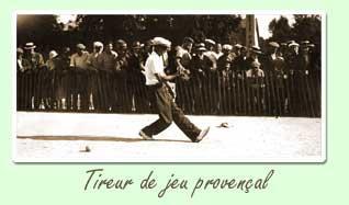 Het is pas in 1907 dat het spel zonder aanloop ontstaat, het echte pétanque. De naam komt van het Provençaals "pe tanco", dat wil zeggen "samengevoegde voeten".