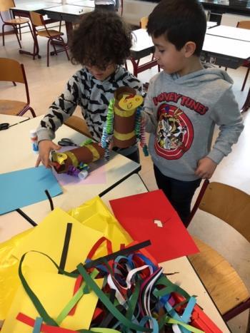 Zoem is de bij die de kinderen helpt in de boekjes Veilig leren lezen.