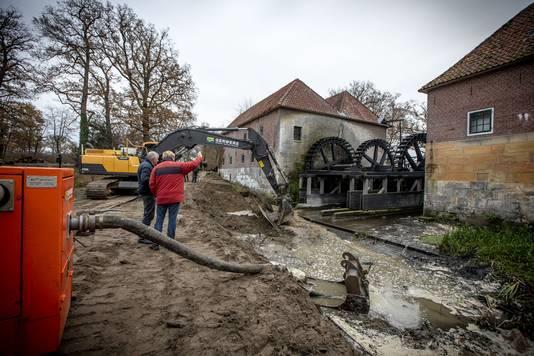 UIT DE KRANT Forse schade bij watermolens in Denekamp DENEKAMP - Bij de watermolens van landgoed Singraven aan de Molendijk is ernstige schade ontstaan doordat zand onder een betonnen vloer is