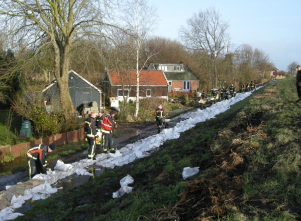 Bron 19: Noodversterkingsmaatregelen (versterken van de dijk met zandzakken) Regelmatig worden er rampenoefeningen gehouden om te testen of de crisisplannen goed werken (Bron 20).