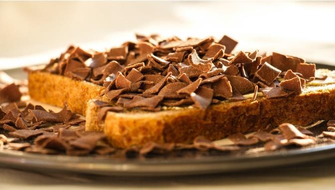 CHOCOLADE Uit de krant: Nederlanders eten per jaar 68 duizend ton chocolade De Nederlanders hebben in 2006 voor zo n 1030 miljoen euro aan chocolade gegeten.